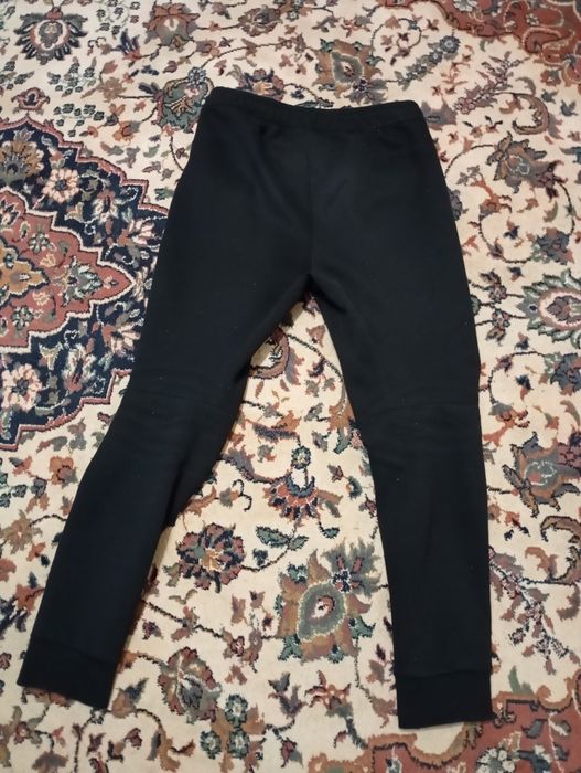 Vând pantaloni Nike tech negri