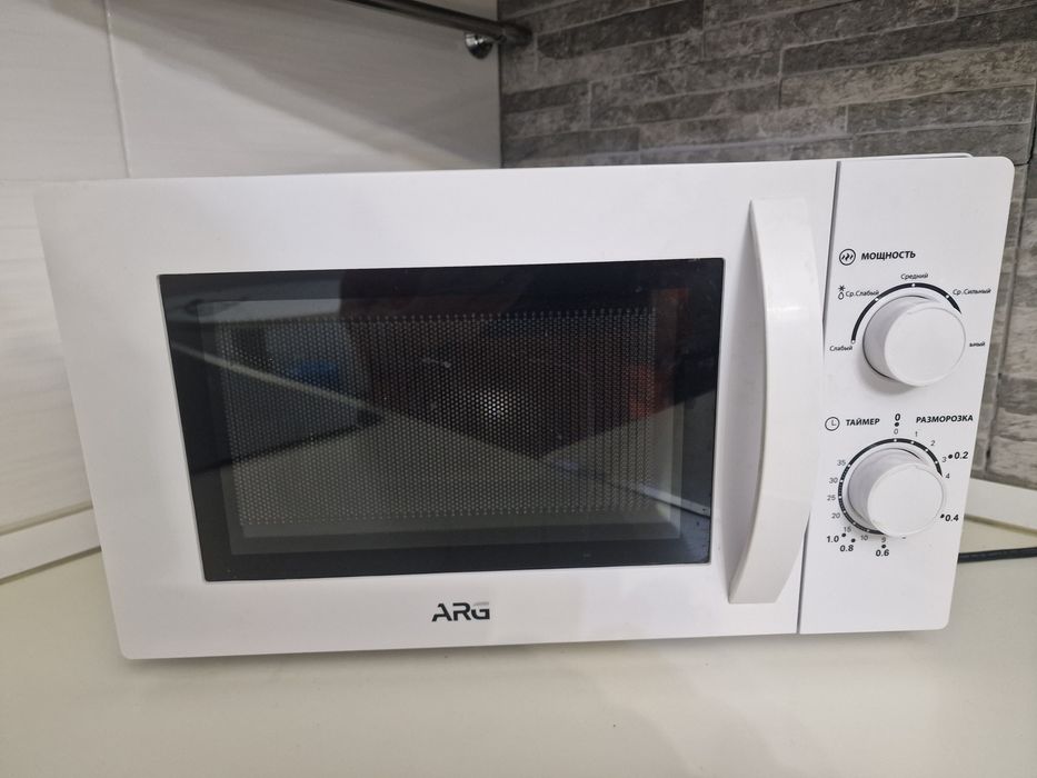 Стол новый бежевый