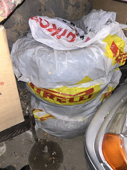 Продам срочно комплект шины на 215,60,R16