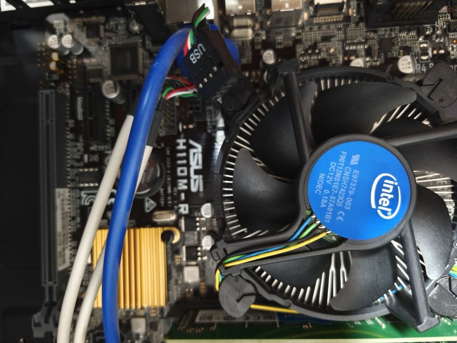 Vand o unitate incompleta si un laptop Lenovo