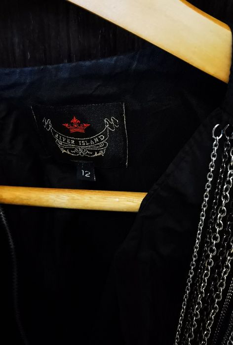 Черна рокля от тафта и с синджири