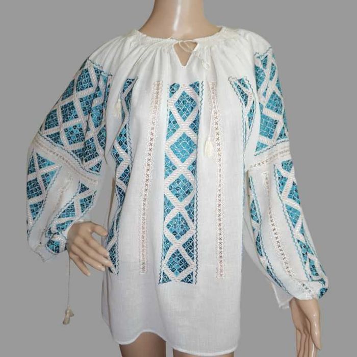 Ie traditionala lucrata manual cu matase turcoaz pe panza fina crem