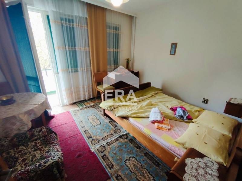 Тристаен тухлен апартамент за продажба, с отделна кухня, в жк Чайка, В