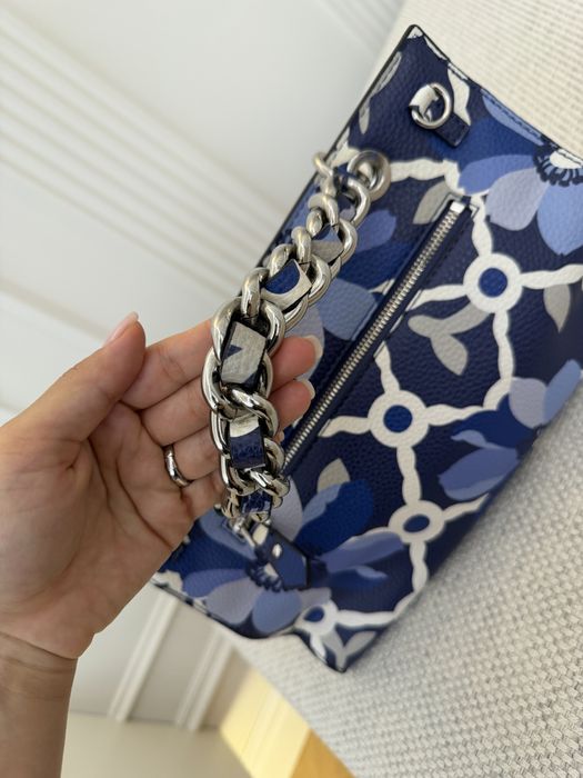 Сумка Guess среднего размера