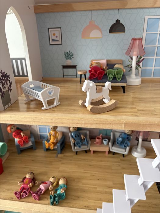 Дървена къща за кукли