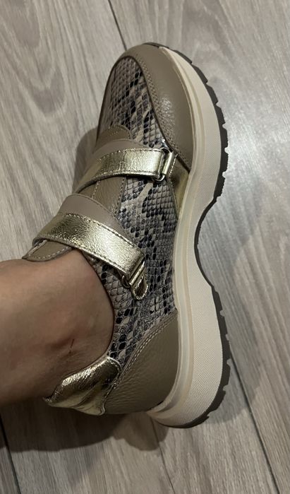 Продам кроссовки