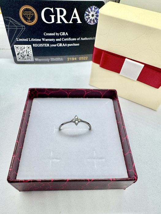 Сребърен пръстен с мойсанит ( диамант)