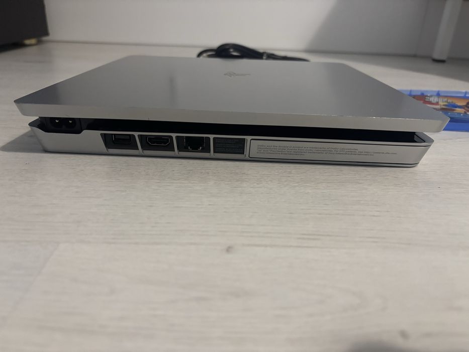 Playstation 4 Silver Limited Edition. 500gb, 2 manete