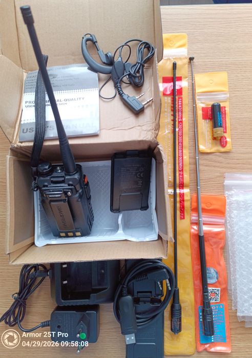 Renumita stație radio Baofeng UV-5R cu 2 baterii și multe accesorii