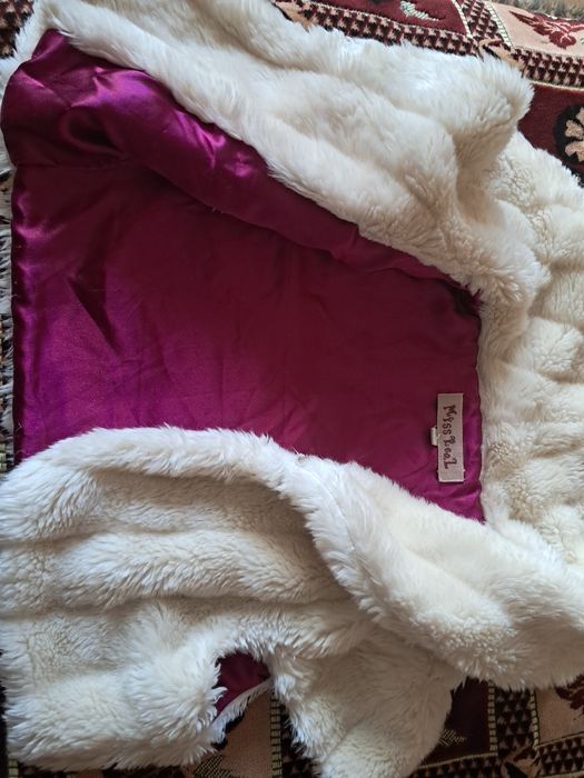 Пухкава наметка с късо ръкавче