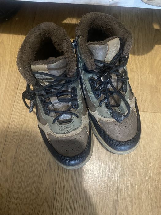 Продам осенние ботинки для мальчика