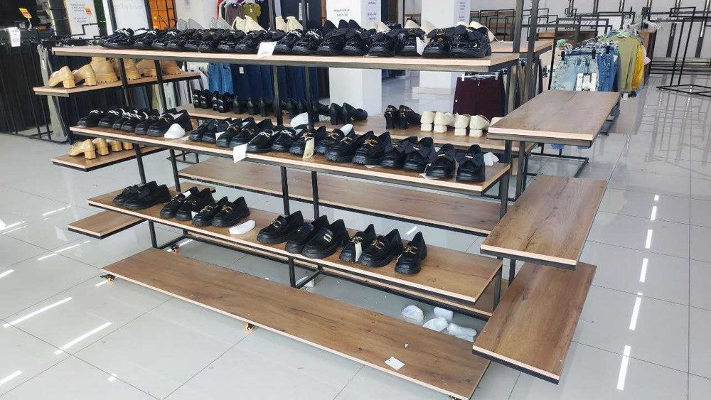 kiyim do'koni uchun stelajlar va vishikalar