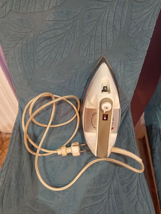 Продаётся . Утюг .