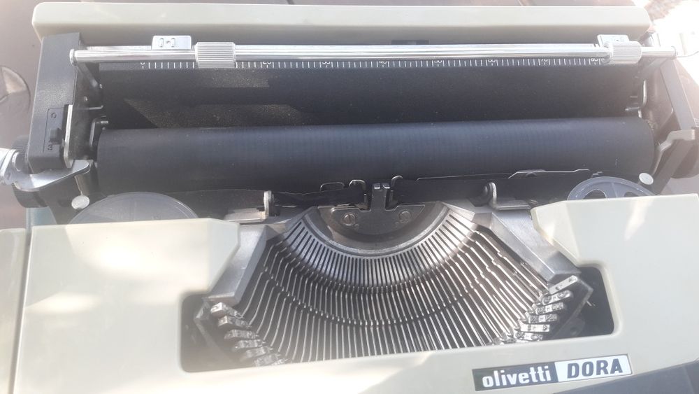 Mașină de scris OLIVETTI 1974