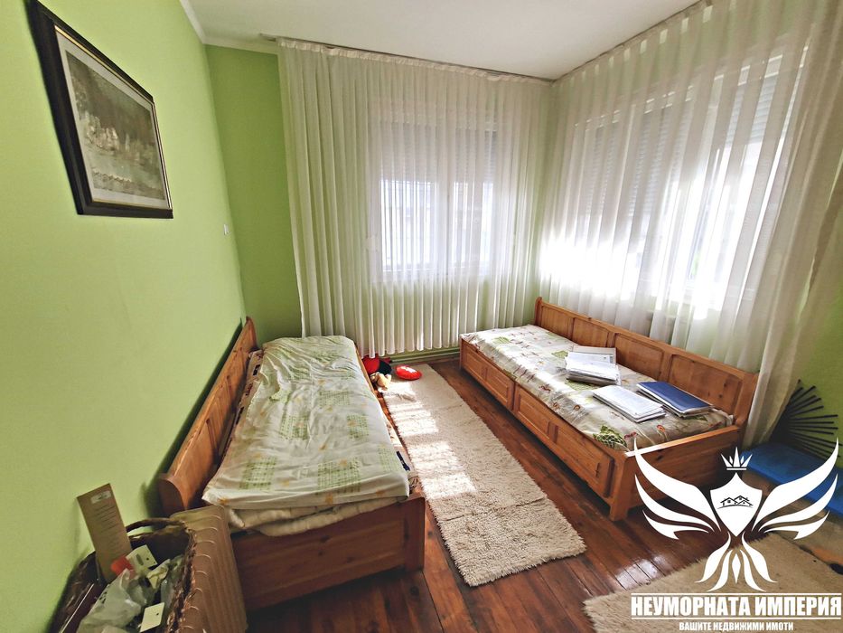 Продавам тристаен 128кв. с тавански етаж 128кв. гр.Асеновград Център