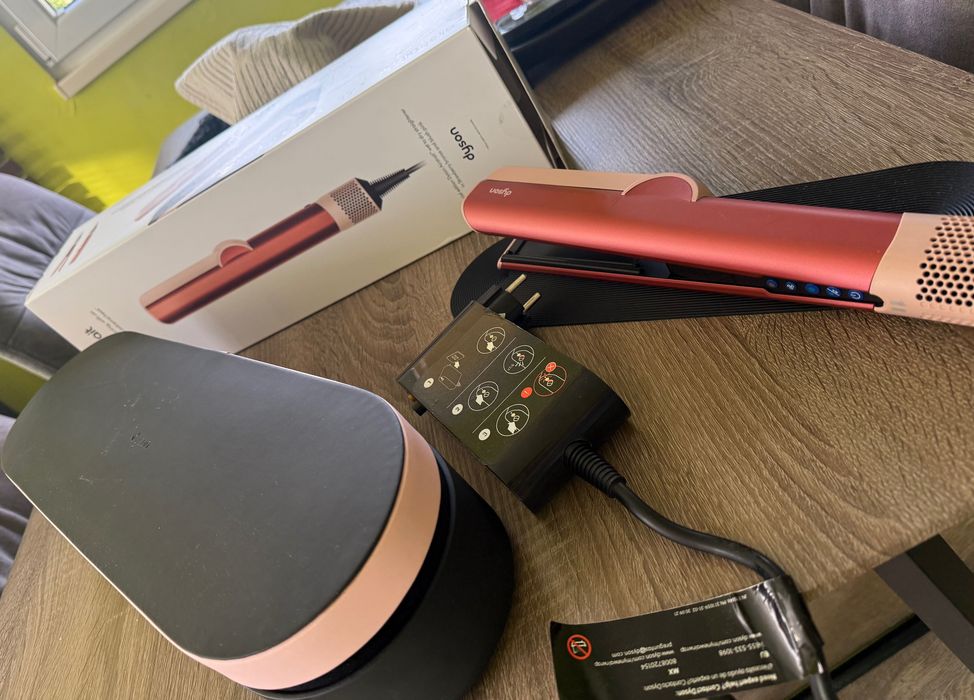 Продавам Dyson Airstrait™ Straightener (Лимитиран цвят Strawberry Bronze / Blush Pink)