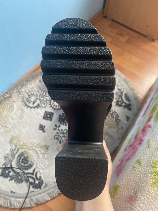Pantofi cu toc negre