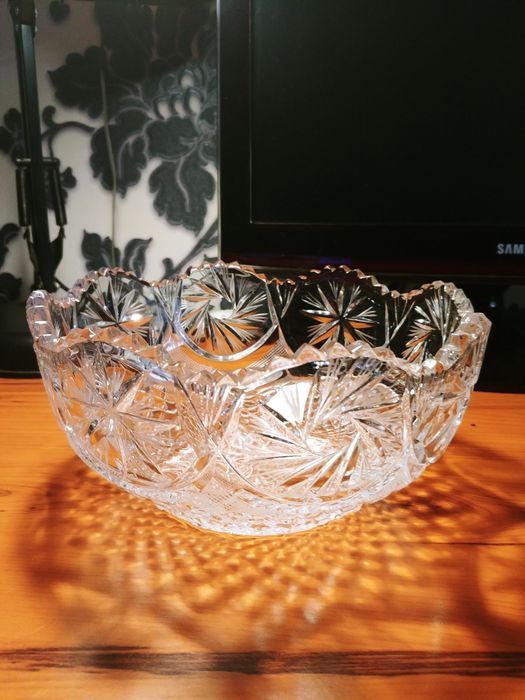 Продаю хрустальную салатницу