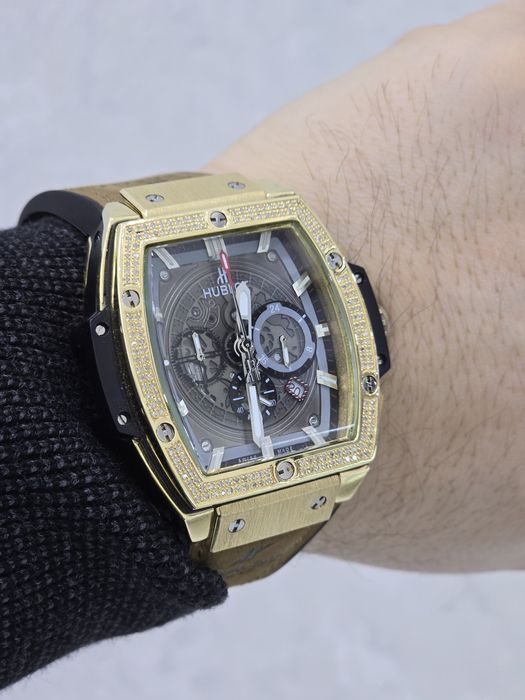 Продам золотые часы хублот с Бриллиантами.