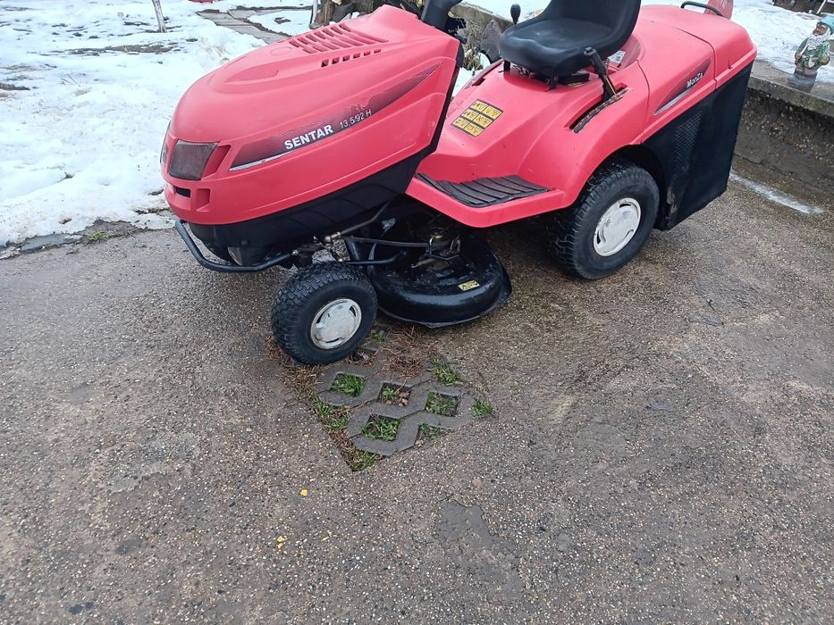 Tractoras de tuns iarba și gazon