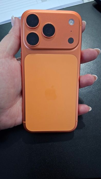 iPhone 17 Pro – Cosmic Orange