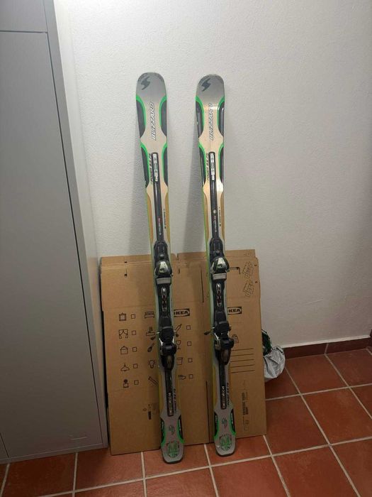 Vand 4 perechi de schiuri cu 1000 lei