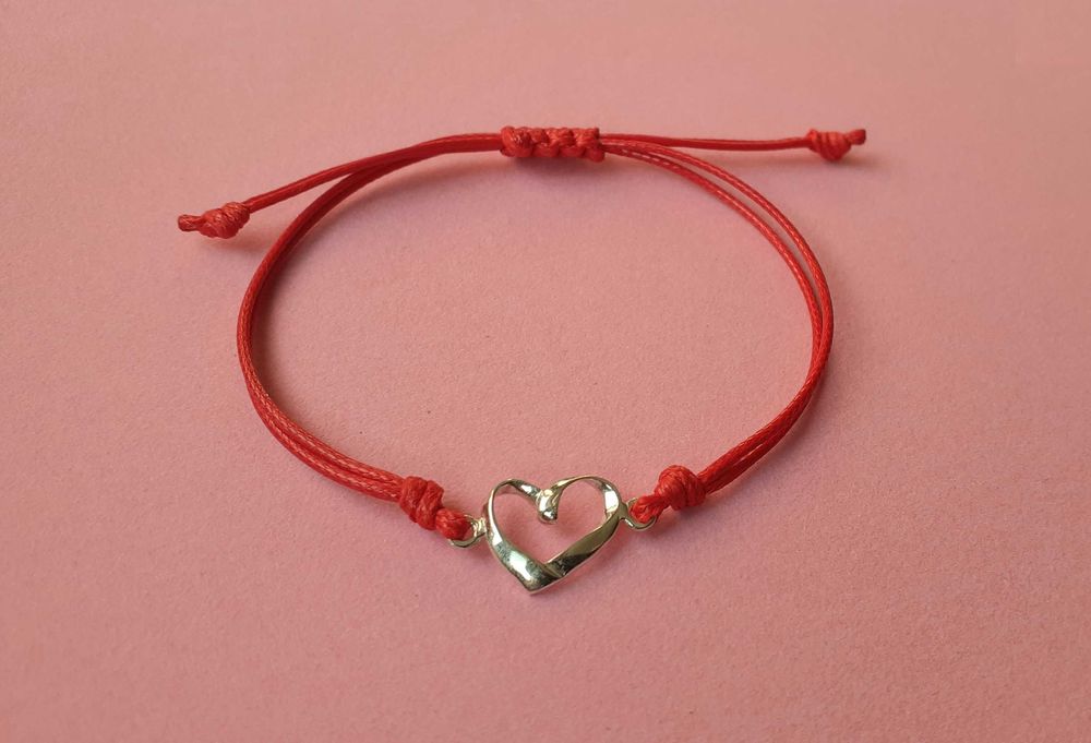 Гривна червен конец със сребро