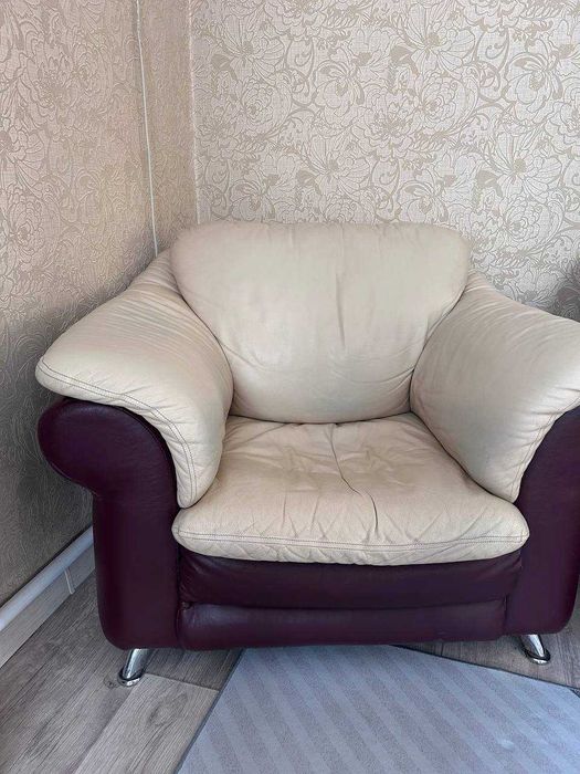 Кресло кожаное бежевое
