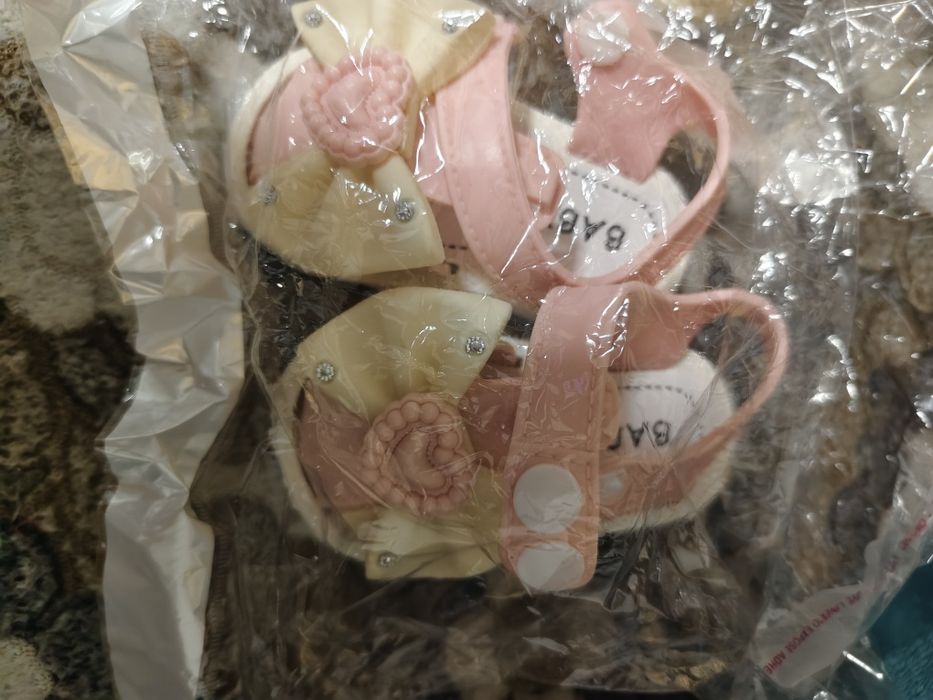 Продам 3 пары сандалей  на самых маленьких девочек