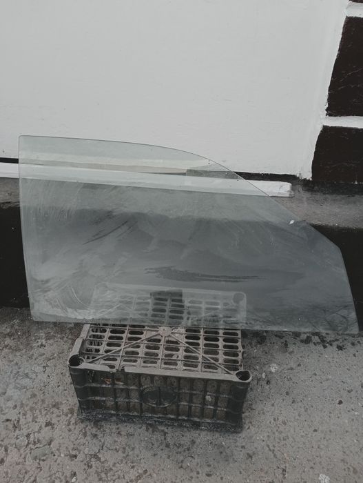 Стекло боковое на Пассат б3. б 4