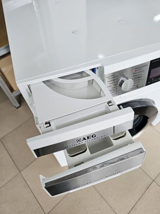 Пералня със сушилня с термопомпа AEG