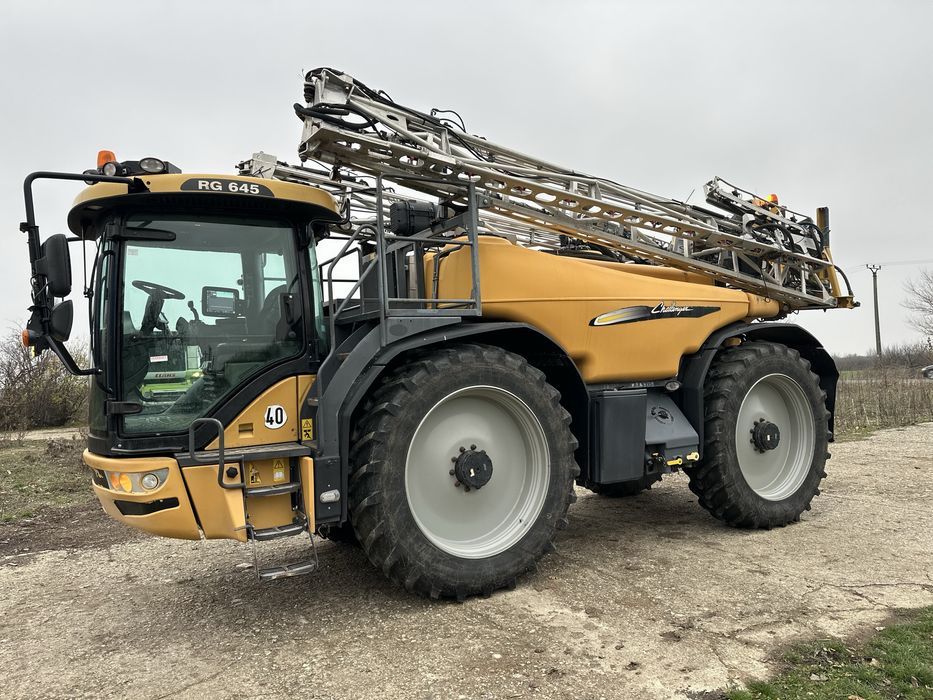 Sprayer Challenger Rogator 645, inaltime si ecartament ajustabile