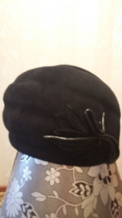 Женская фетровая шапочка.