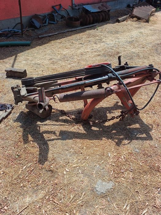 Vând semănătoare de porumb , cositoare, grebla