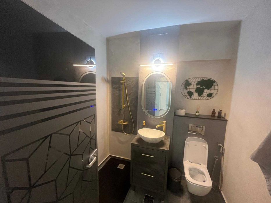 Birou ultracentral,doi in unu