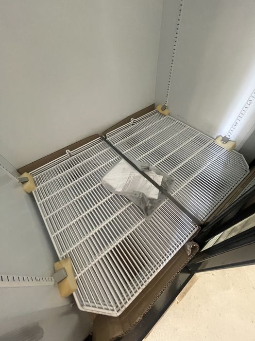 Чисто нова двойна италиaнска витрина.LED осветление