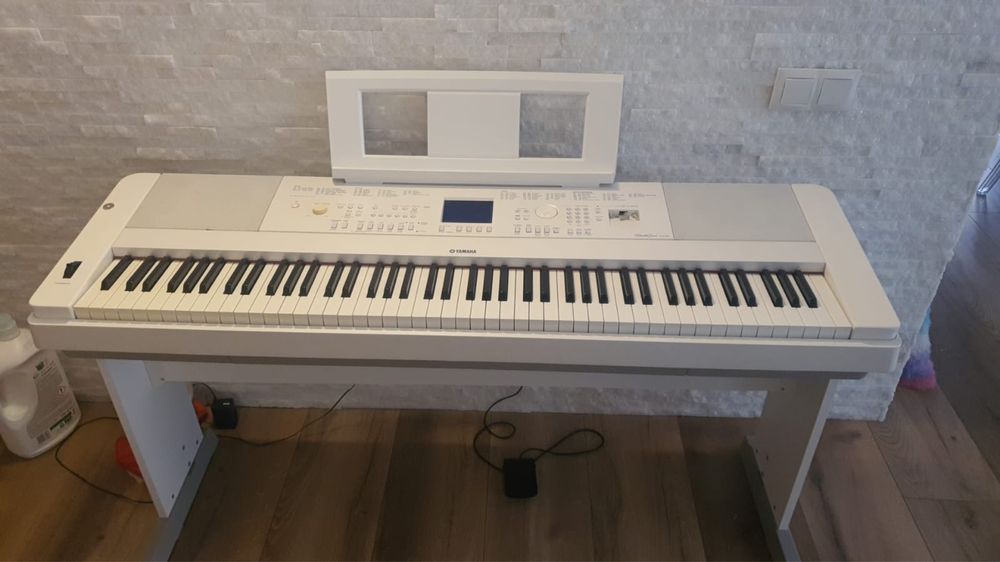 Pian YAMAHA DGX 660 Portable Grand