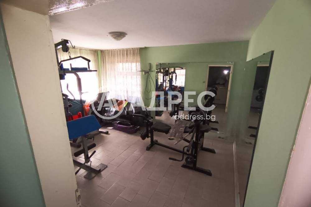 Tриетажна къща в тих и спокоен квартал