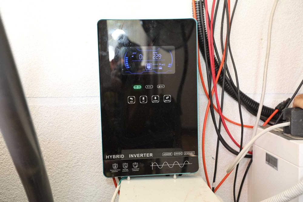 Invertor hibrid 4500W  24VDC / 230VAC