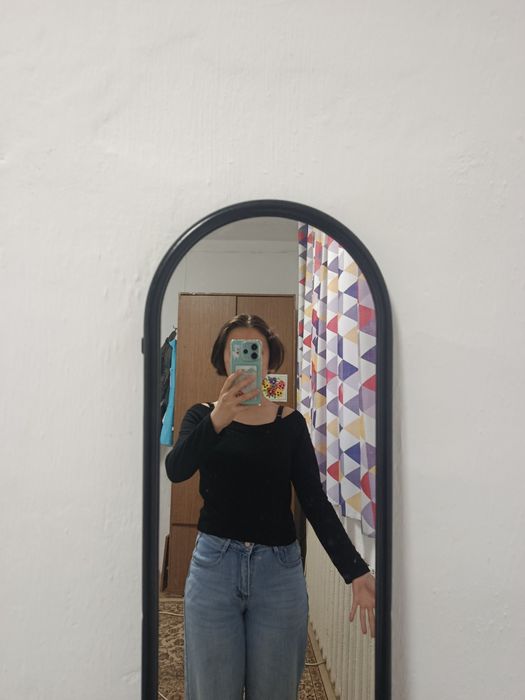 Продаю кофточку с открытой плечи !!!