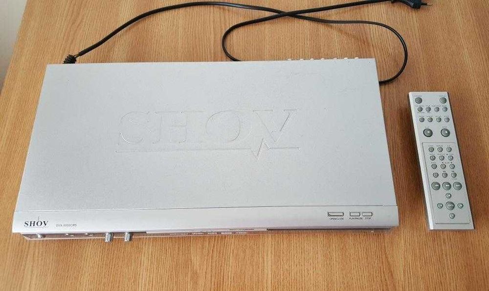 DVD player cu USB şi telecomandă