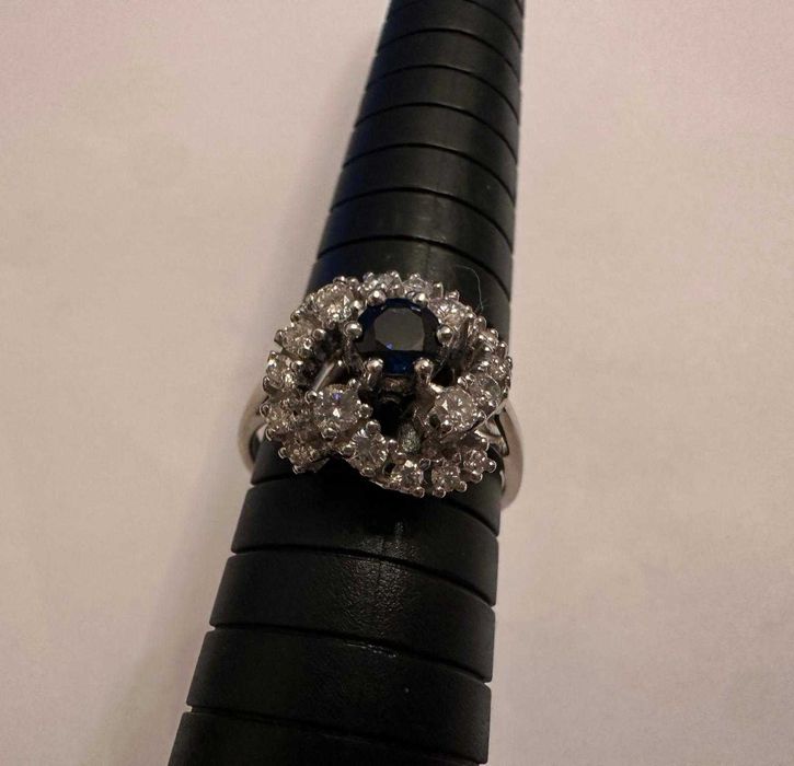 Inel din aur alb, decorat cu safir anturat de diamante