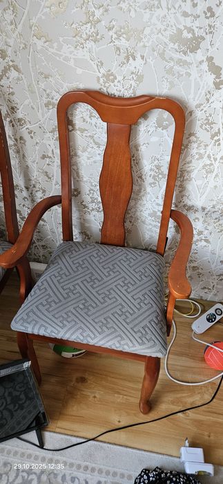 Стол, детское кресло, стулья