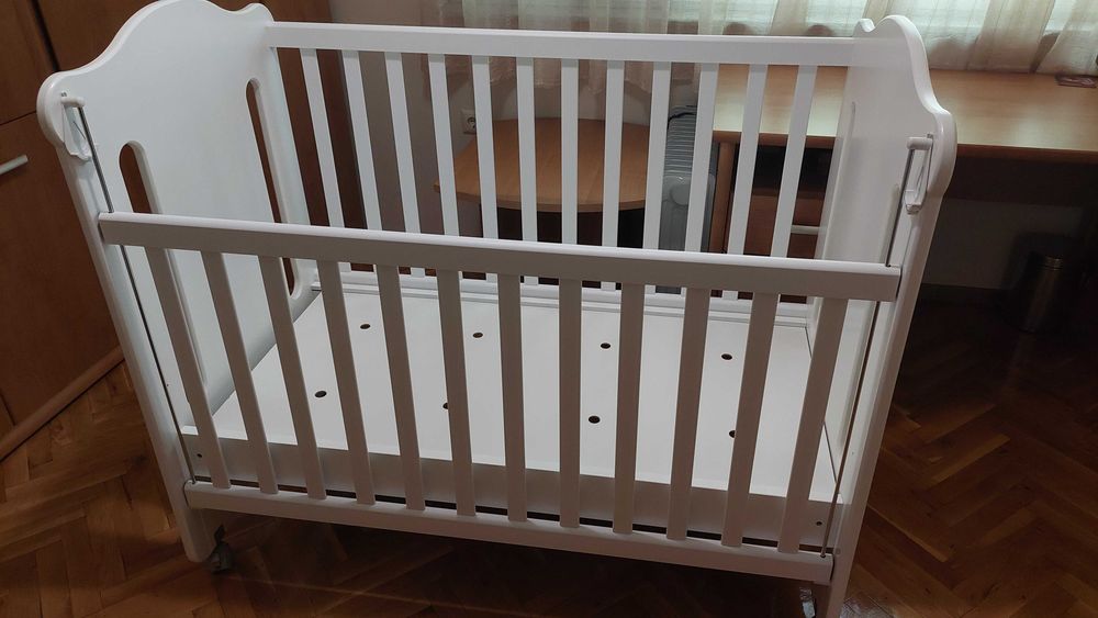 Дeтcĸo лeглo с подвижна предна решетка „baby arbor“