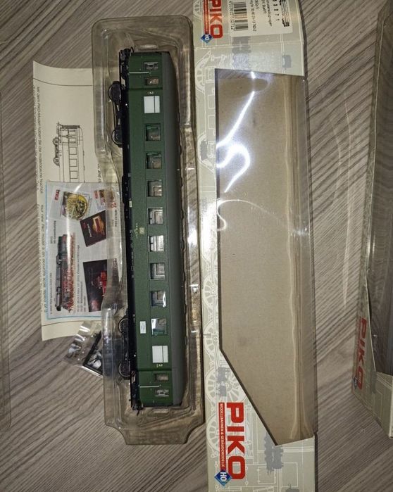 Piko vagoane de călători scara H0 
Roti metalice izolate 
Epoca IV
Pre