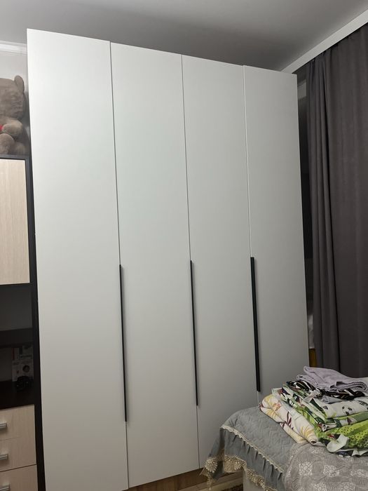 Распашной белый шкаф