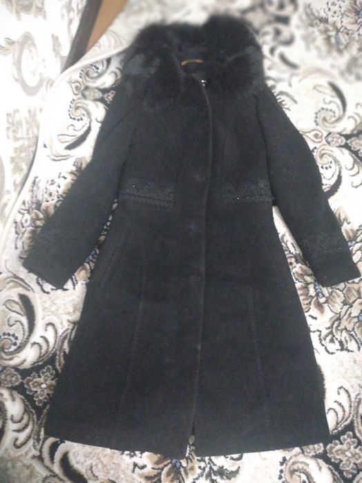 Palto qora mo'ynali holati yaxshi razmeri 48