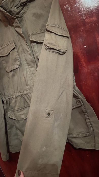 Маслено зелена парка H&M