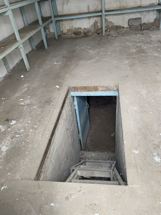 Гараж с большой ямой.