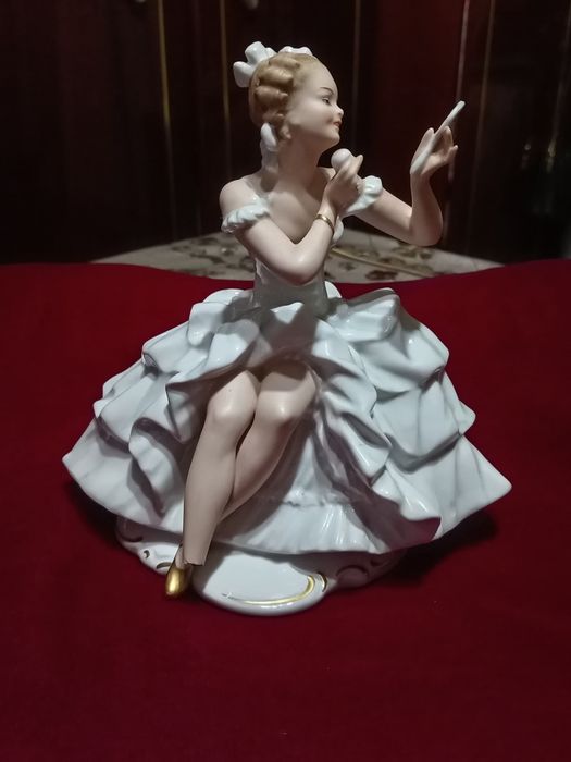 Статуэтка из фарфора
